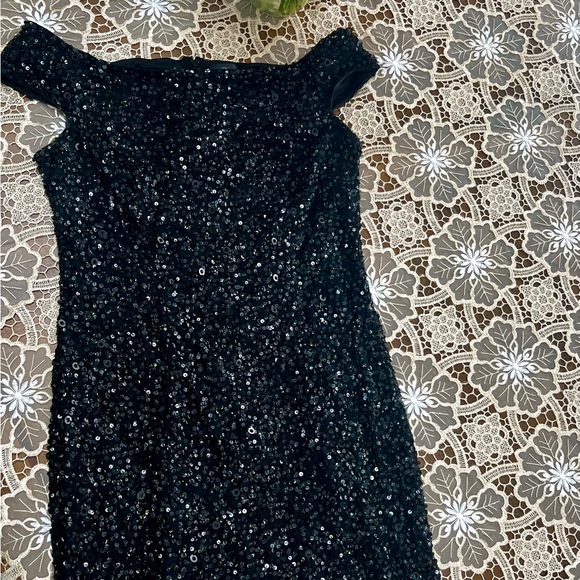 ADRIANNA PAPELL
Women's Off-The-Shoulder Beaded Sheath Dress Style 22 - Picture 1 of 6